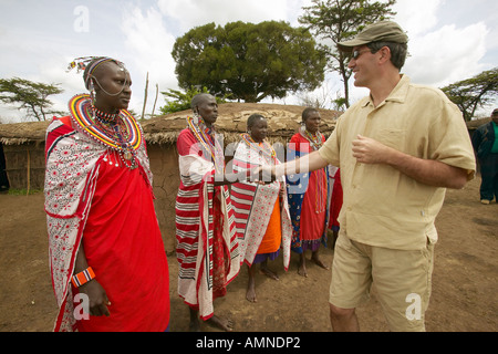 Wayne Pacelle CEO della Humane Society degli Stati Uniti incontro Masai femmine nelle vesti nel villaggio vicino al Parco Nazionale Tsavo Kenya Foto Stock