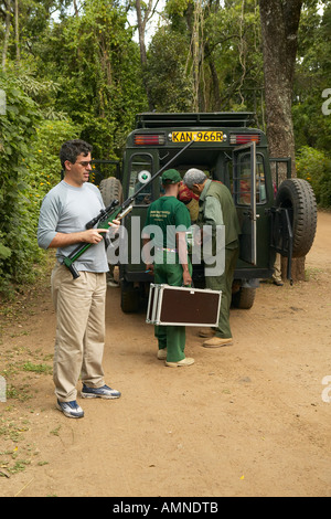 Wayne Pacelle CEO della Humane Society degli Stati Uniti controllo Paralizzatore elettrico utilizzato in operazioni di soccorso di animali dei lavoratori di Tsavo National Foto Stock