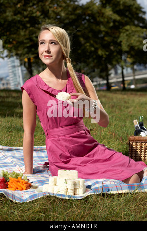 Ragazza adolescente a Picnic Foto Stock