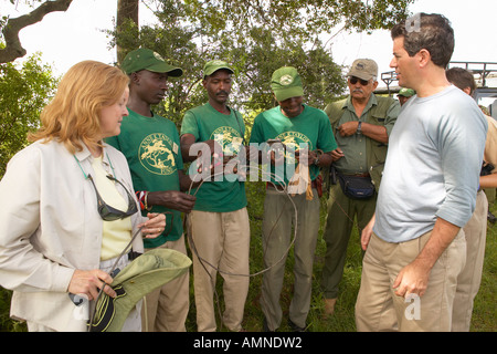 Wayne Pacelle CEO della Humane Society degli Stati Uniti il controllo anti snaring patrol nel Parco Nazionale Tsavo Kenya Africa Foto Stock