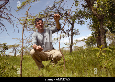 Wayne Pacelle CEO della Humane Society degli Stati Uniti controllo trappola per la cattura di animali nel Parco Nazionale Tsavo Kenya Africa Foto Stock