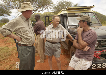 Fotografia di Out of Africa parla con John Taft e società umana CEO Wayne Pacelle nel Parco Nazionale Tsavo Kenya Africa Foto Stock