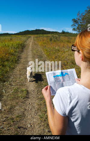 Escursionista guardando alla mappa Foto Stock