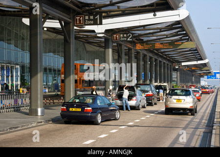 Cali di corrente e area di prelievo HKG Hong Kong International Airport Terminal Foto Stock