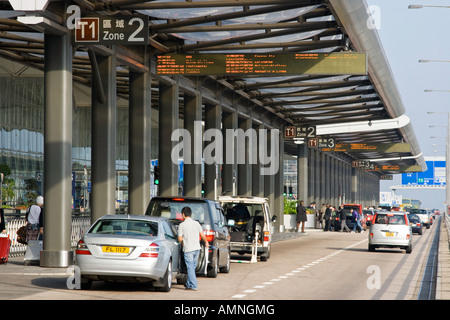 Cali di corrente e area di prelievo HKG Hong Kong International Airport Terminal Foto Stock