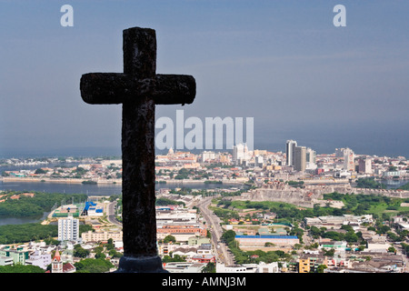 Croce al Convento de la Popa e panoramica di Cartagena, Colombia Foto Stock
