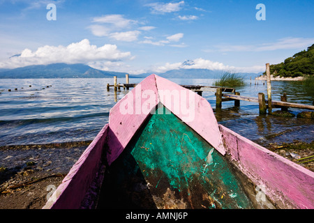 Taditional canoe di legno sulla riva lago Atitlan, Santa Catarina Palopo, Guatemala Foto Stock