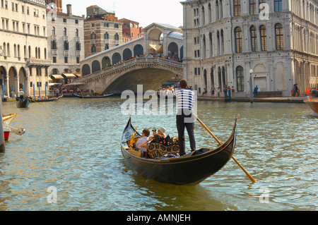 Turisti in gondola sul Canal Grande avente un romantico viaggio in giornata, Venezia Italia Foto Stock