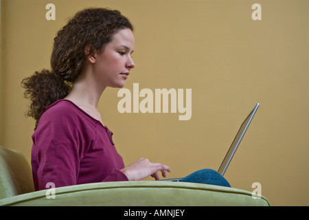 Donna con notebook Foto Stock