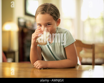 Bambina bere latte Foto Stock