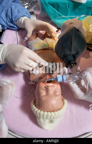 Gli infermieri la pratica sul manichino bambino Foto Stock