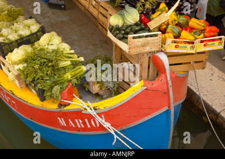 Frutta e vegetali per la vendita su un mercato galleggiante barca sul canal a Campo San Barnarba. Foto Stock
