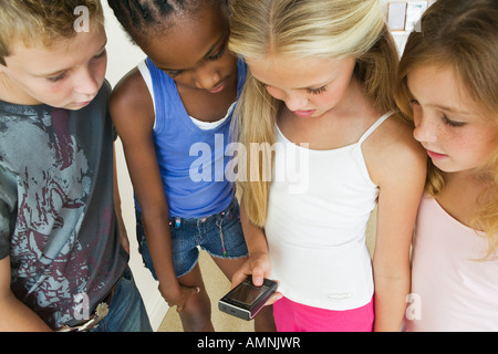 I bambini la lettura di messaggi di testo su Blackberry Cellulare Foto Stock
