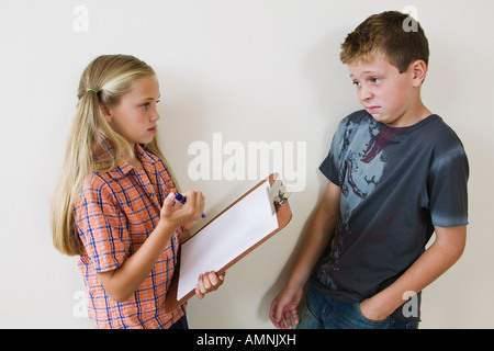 Ragazza ragazzo di chiedere le domande del sondaggio Foto Stock