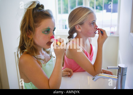 Le ragazze di applicare il clown Make-up Foto Stock