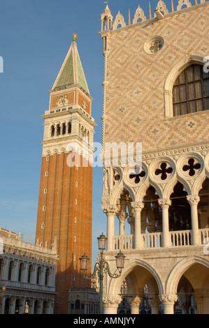 Venezia Italia. Piazza San Marco con il Palazzo del Doge Basilica e Campinale. Foto Stock