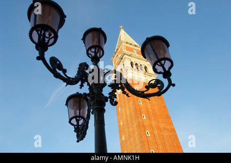 Venezia Italia. Piazza San Marco con il Palazzo del Doge Basilica e Campinale. Ampio angolo di foto. Foto Stock