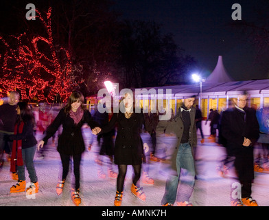 Pattinaggio sul ghiaccio ad Hyde park Winter Funfare London UK Europa Foto Stock