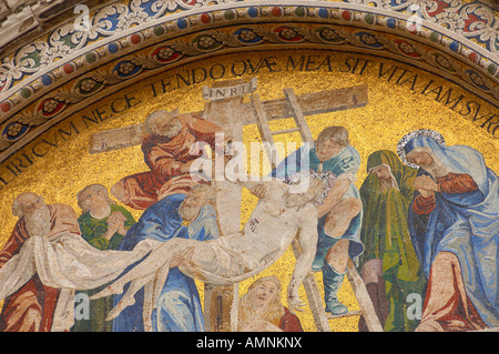 Venezia, Italia. San Marco ( Basilica di San Marco). Cristo essendo rimosso dalla Croce mosaico. Foto Stock