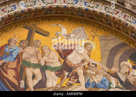 Venezia, Italia. San Marco ( Basilica di San Marco). La risurrezione di Cristo mosaico. Foto Stock