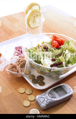 Insalata su piastra in plastica Foto Stock