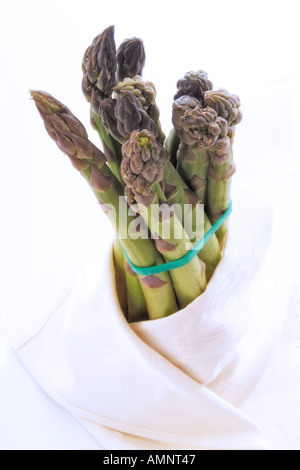 Mazzetto di asparagi avvolto in un panno, close-up Foto Stock
