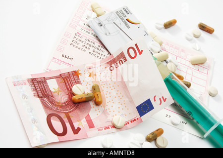 Dieci euro nota e pillole sulla lettera di rinvio Foto Stock