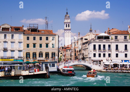 Campanile pendente della Chiesa di Santo Stefano, Venezia, Italia Foto Stock