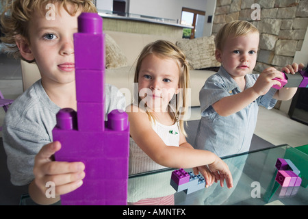 Bambini che giocano con i blocchi di costruzione Foto Stock