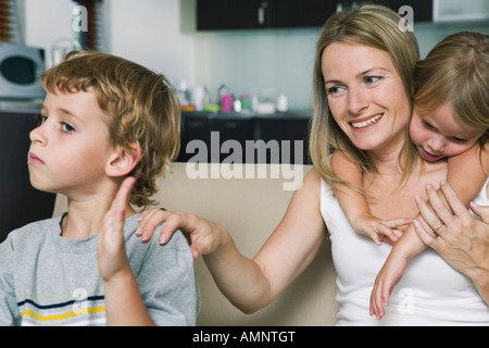 Ragazzo arrabbiato a Madre e Sorella Foto Stock