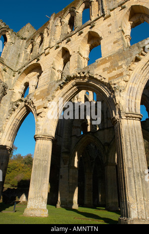 Fine del abbey con archi gotici. English Heritage site. Rievaulx Abbey, North Yorkshire National Park, Inghilterra Foto Stock