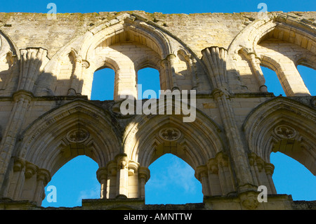 Fine del abbey con archi gotici. English Heritage site. Rievaulx Abbey, North Yorkshire National Park, Inghilterra Foto Stock