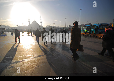 ISTANBUL. La mattina presto i pendolari a piedi a lavorare dal porto dei traghetti a Eminonu. La Moschea Yeni è in distanza. 2007. Foto Stock