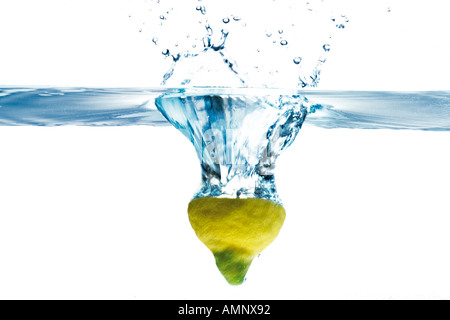 Limone cadere in acqua Foto Stock