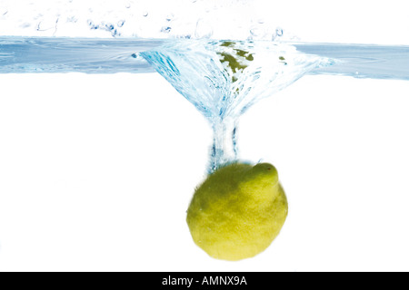 Spruzzi di limone in acqua Foto Stock