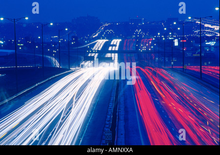 Notturno del traffico sull'autostrada 401, Toronto, Ontario, Canada Foto Stock