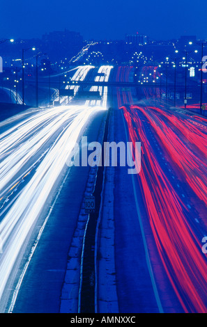 Notturno del traffico su autostrada 401 Toronto, Ontario, Canada Foto Stock