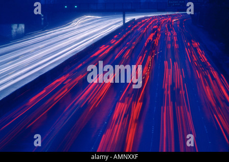 Il traffico su autostrada di notte, Los Angeles, California, Stati Uniti d'America Foto Stock