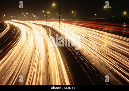 Il traffico su autostrada 401 di notte, Toronto, Ontario, Canada Foto Stock