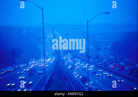 Il traffico su autostrada 401, Toronto, Ontario, Canada Foto Stock