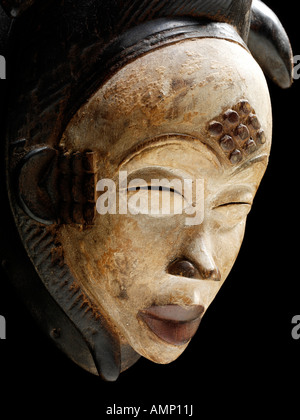 Etnica africana tradizionale maschera. Arte e artigianato. Foto Stock