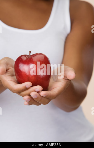 Close up di apple nella donna africana con le mani in mano Foto Stock