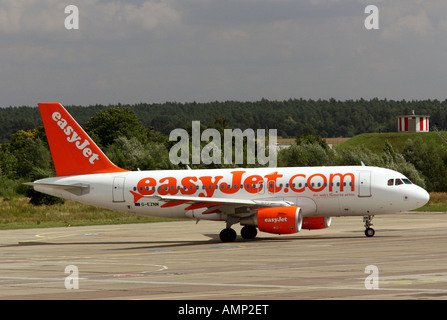 Un piano di easyJet a Berlino Schoenefeld, Germania Foto Stock
