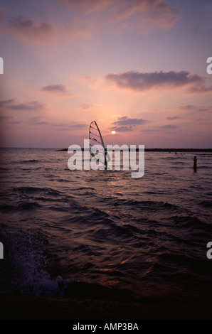 Un windsurf windsurf nel mare Mediterraneo Israele Foto Stock