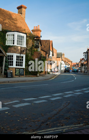 Fotografia cercando Goring High Street con la Miller di Mansfield pub in primo piano Foto Stock