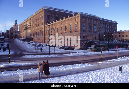 Il Palazzo Reale di Stoccolma su un gelido inverno freddo giorno con debole pomeriggio di sole bagna la facciata Foto Stock