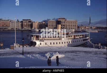 Il museo nazionale della Svezia in background con una delle tante gite turistiche navi solcare le acque intorno a Stoccolma Foto Stock
