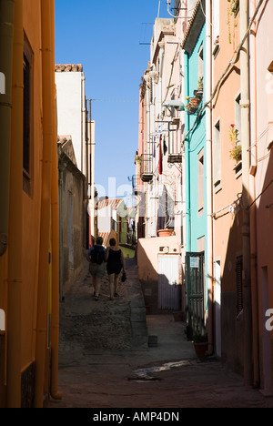 Dh BOSA SARDEGNA giovane a piedi la città vecchia alley corsie Foto Stock