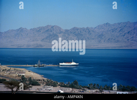 Il Sinai Egitto Nuweiba Ferry Boat montagne distanti in Arabia Saudita Foto Stock