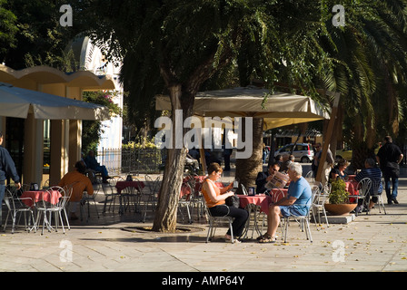 Dh Alghero Sardegna turista giovane seduto in un momento di relax a piazza cafe Foto Stock
